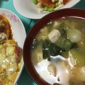 チンゲン菜とワカメと豆腐の味噌汁